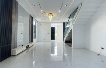 FULLY DETACHED DUPLEX WITH LUXURY INTERIOR, 24hrs ESTATE SECURITY, CINEMA, EQUIPPED GYM, OPEN TOP TERRACE, SWIMMING POOL AND BQ