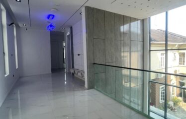 FULLY DETACHED DUPLEX WITH LUXURY INTERIOR, 24hrs ESTATE SECURITY, CINEMA, EQUIPPED GYM, OPEN TOP TERRACE, SWIMMING POOL AND BQ