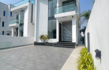 FULLY DETACHED DUPLEX WITH LUXURY INTERIOR, 24hrs ESTATE SECURITY, CINEMA, EQUIPPED GYM, OPEN TOP TERRACE, SWIMMING POOL AND BQ